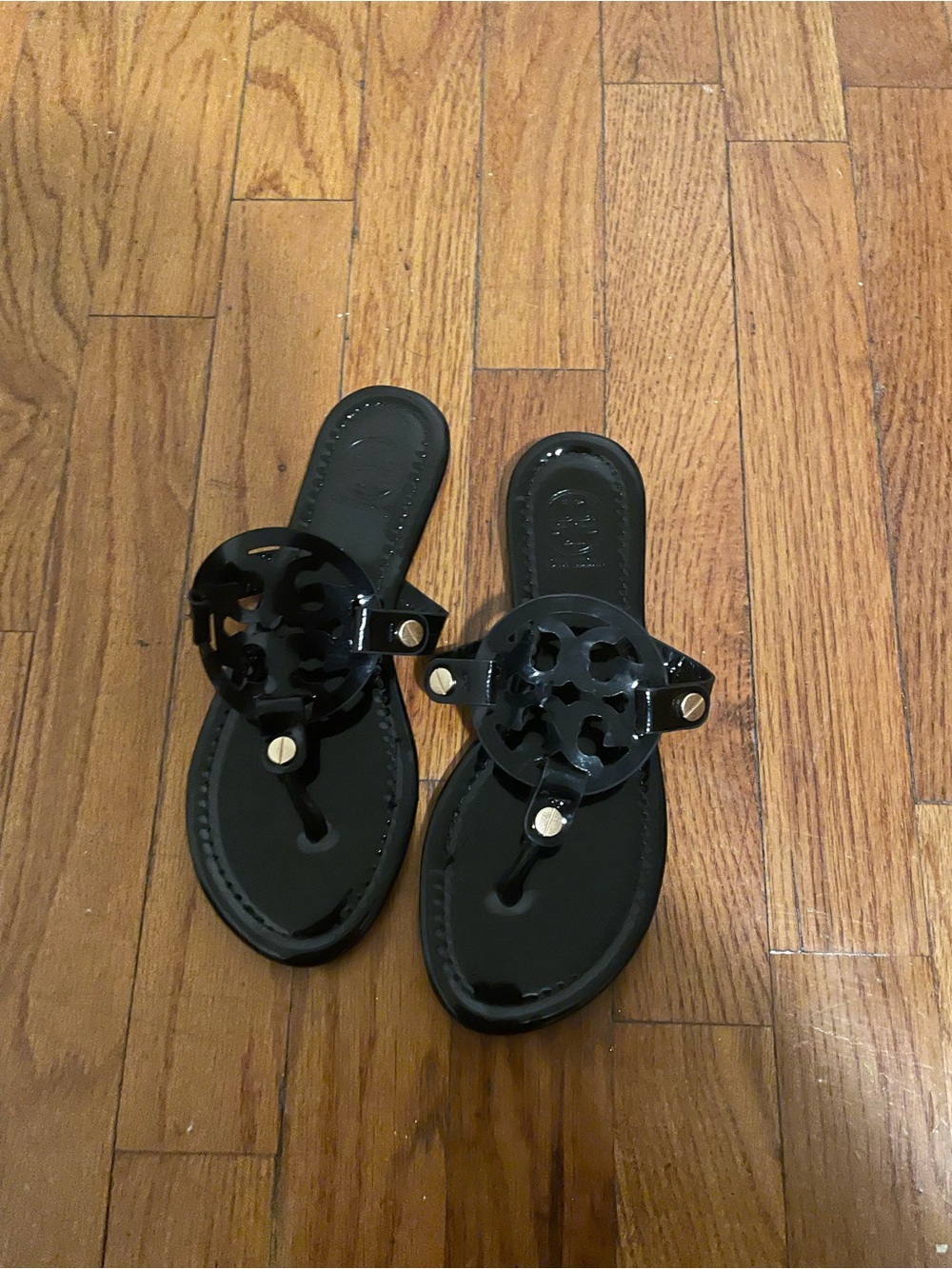 Tory Burch Black Patent Logo Thong Sandals - Picture 2 of 3